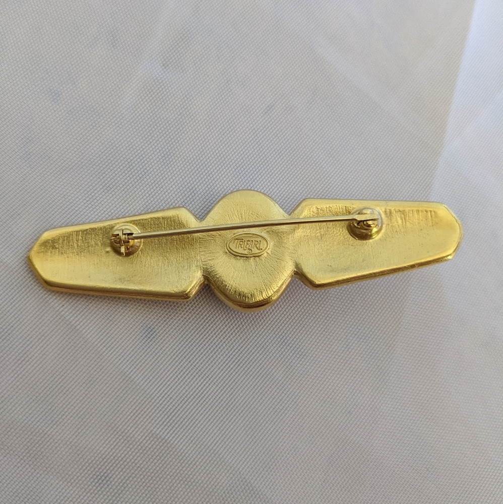 Vintage gold time cream & white Trifari brooch - Picture 3 of 3